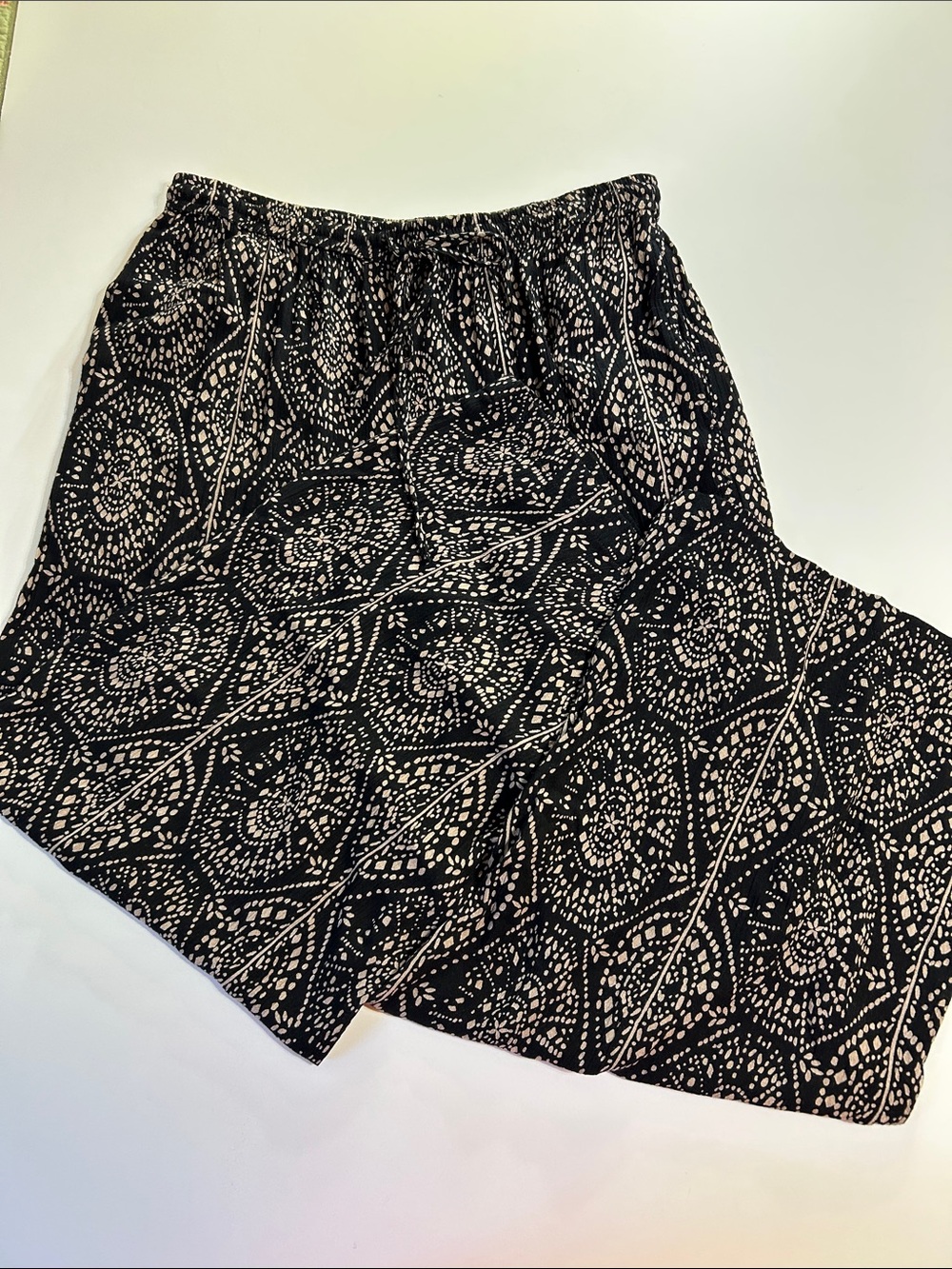 Studio West Apparel Pants size medium Black taupe Wide-Leg Printed pull on